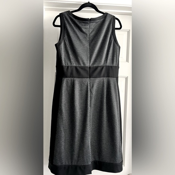 Tahari Arthur S Levine black grey sleeveless pencil dress women’s size 10 - Picture 3 of 4